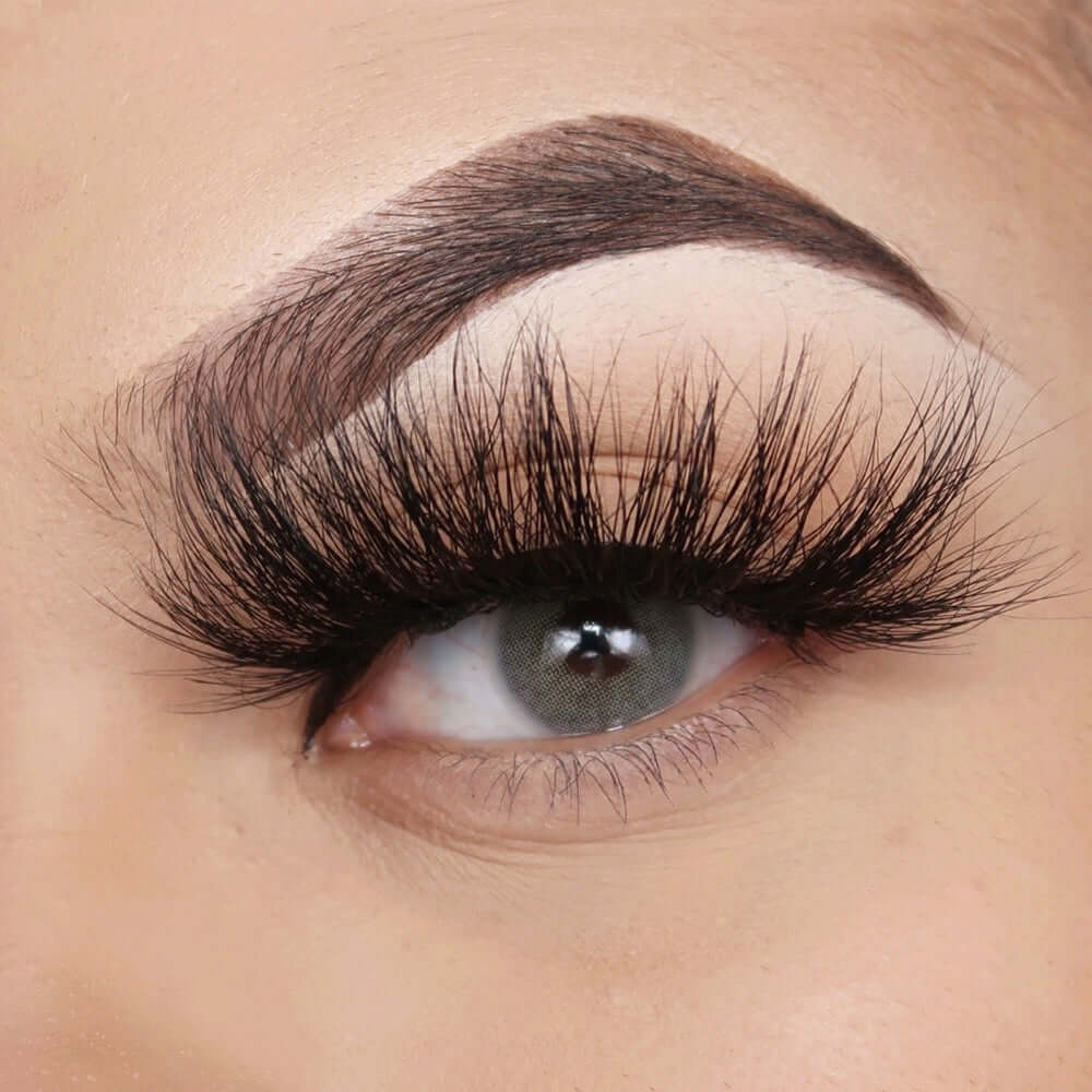 Super Fluffy, Lightweight and 25mm. Bold and Luscious Lash in style Hollywood provides you with extra drama for your look.