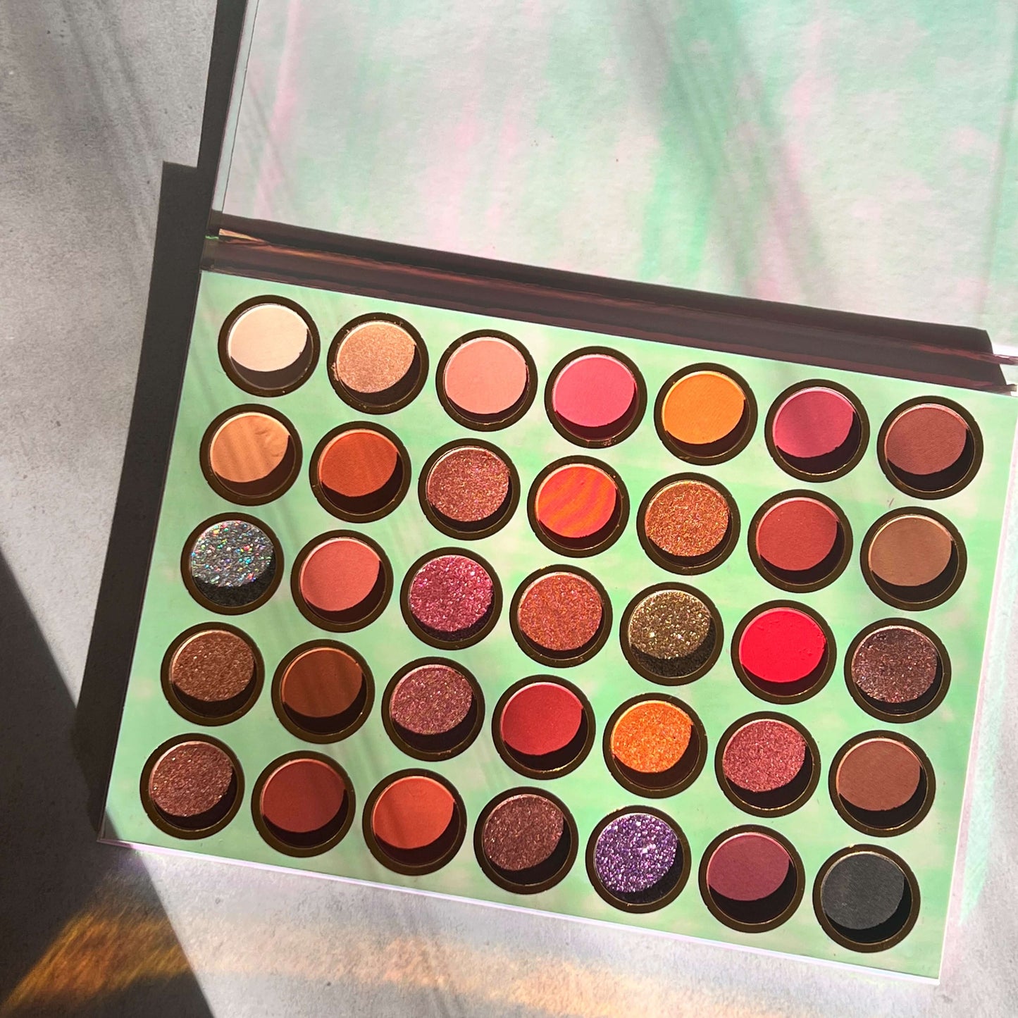In the inside of the eye palette you can see 35 colors. they are each in a round shape.