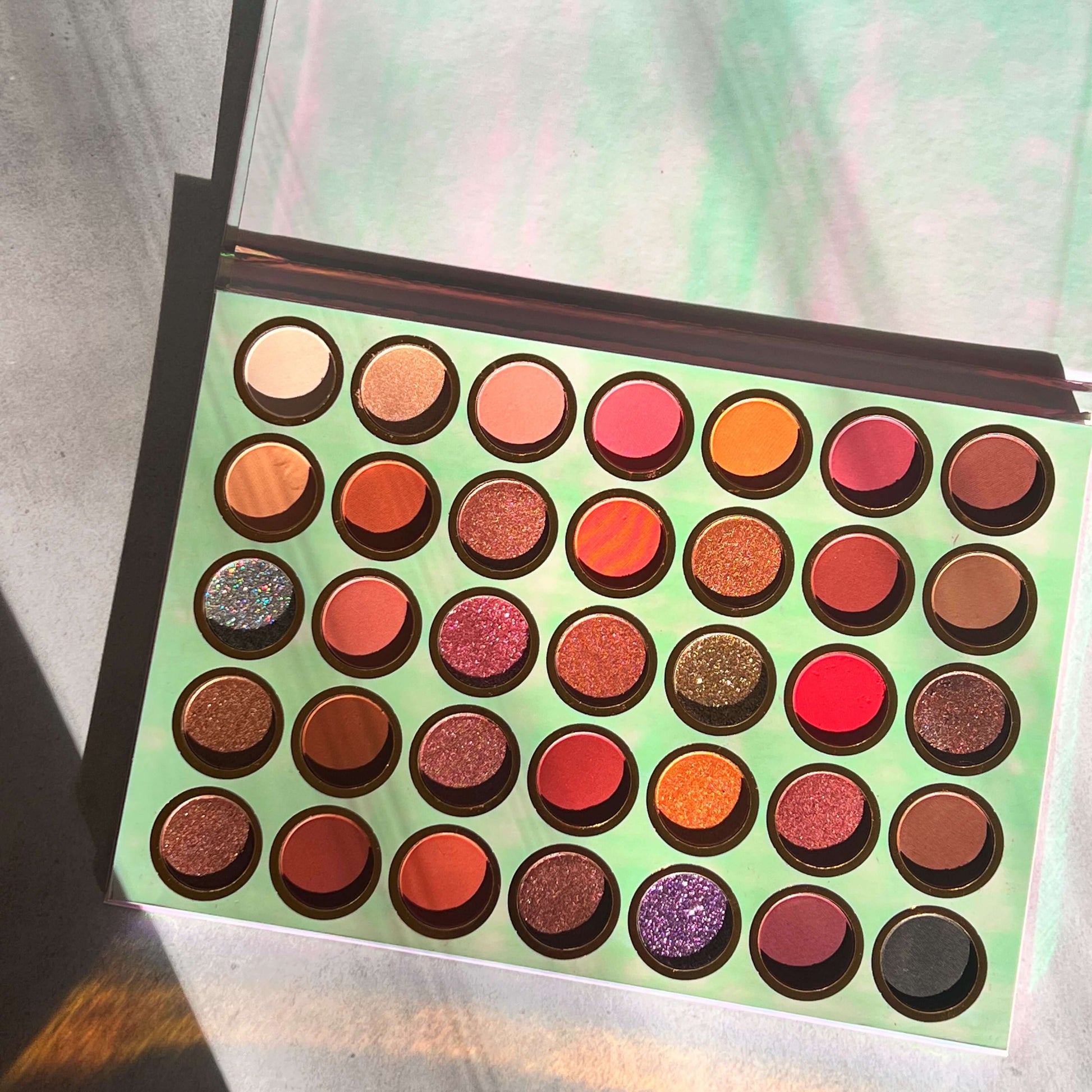 In the inside of the eye palette you can see 35 colors. they are each in a round shape.
