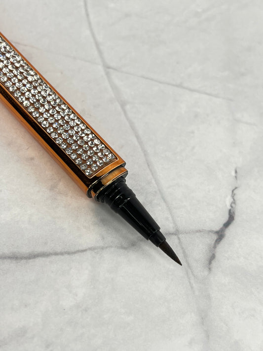 Bold and Luscious Brand Diamond Status Magic Lash is an Adhesive Eyeliner pen. The ink in this pen is Brown. in this picture, you see the fine tip making it easy to apply like traditional eyeliner then apply your lashes directly to the liner.