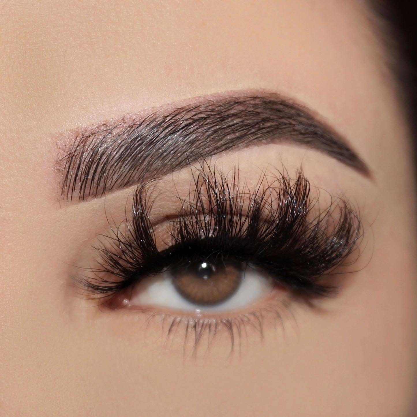 India is a thick lash style that is 25mm and looks like it is layered with different lengths. in this picture you can see the detail of the lash. 